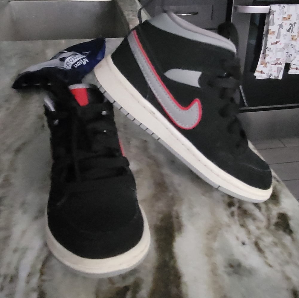 EUC BOYS SZ 11 BLACK AND RED NIKE JORDAN'S SNEAKERS SHOES